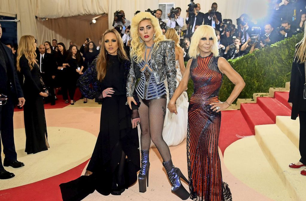 Freundinnen der Kunst: Donatella Versace (rechts) mit Lady Gaga (sie gilt als Busenfreundin von Donatella) sowie ihrer Tochter Allegra (links) im Metropolitan Museum of Art in New York 2016.