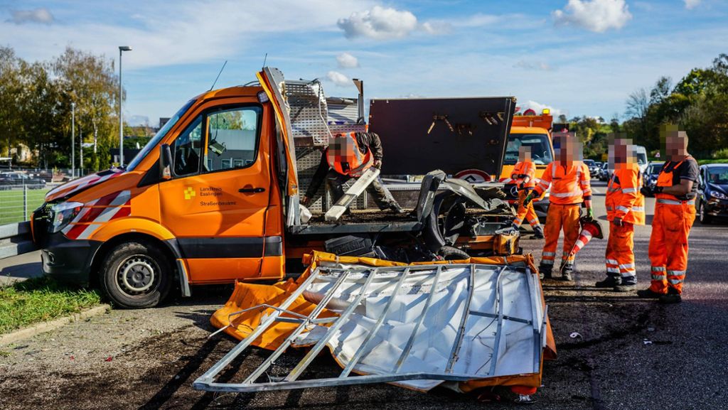 Unfall auf B10 bei Ebersbach: Lkw kracht in Sicherungsfahrzeug – immenser Schaden