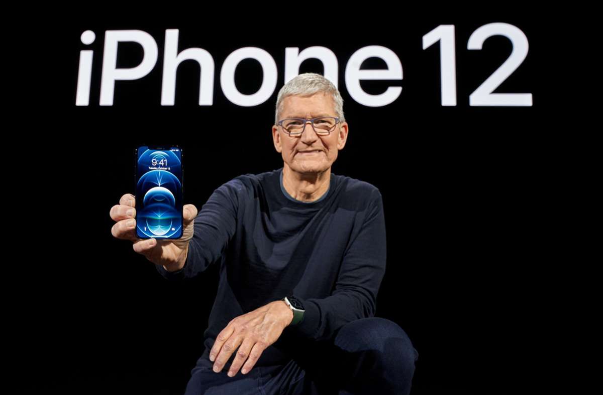 Tim Cook, der CEO von Apple, präsentiert stolz das neue iPhone 12 Pro.