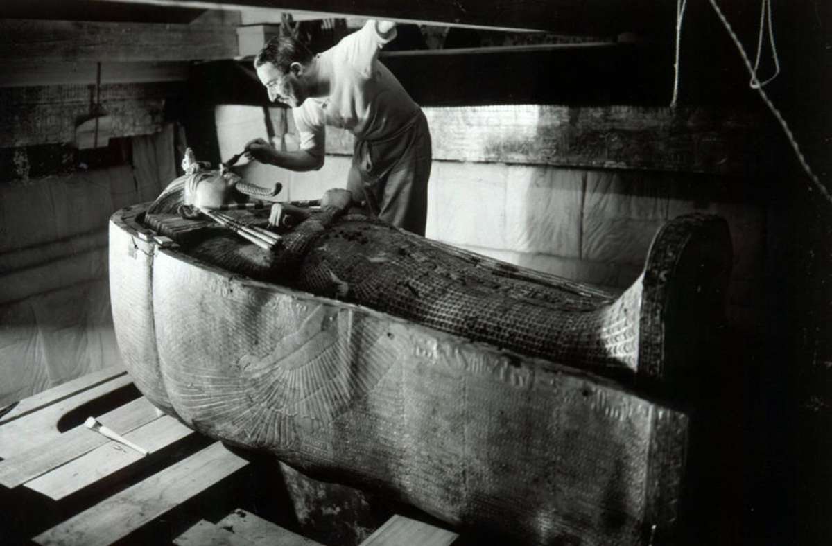 Howard Carter bei der Arbeit an einem der Särge.