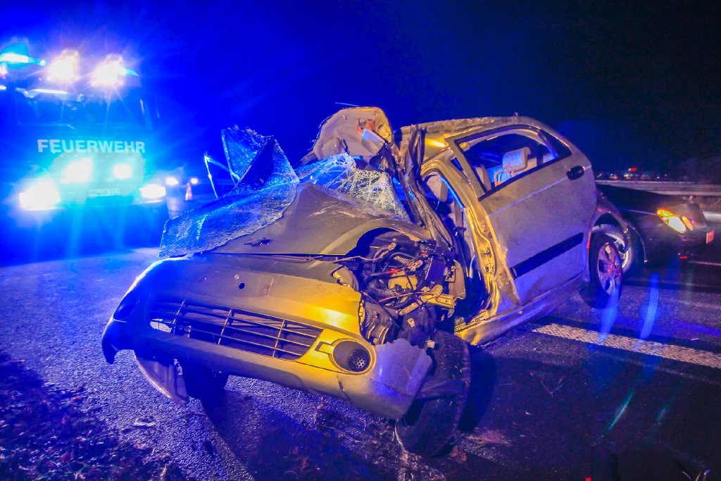Bei einem Unfall auf der A81 ist eine 27-jährige Autofahrerin nahe der Anschlussstelle Untergruppenbach (Kreis Heilbronn) zwischen Würzburg und Stuttgart tödlich verunglückt.