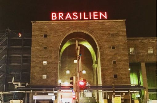 Brasilien steht auf einem großen Schriftzug am Stuttgarter Hauptbahnhof Foto: StZN/Jonas Schöll