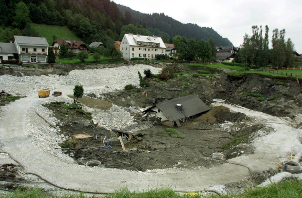 Österreich im Juli 1998: Das Grubenunglück von Lassing ereignet sich am Vormittag des 17. Juli 1998. Bei dem Grubenunglück in der obersteirischen Gemeinde starben zehn Bergleute eines Rettungstrupps. In Lassing befindet sich die größte bekannte karbonatgebundene Talklagerstätte der Ostalpen.