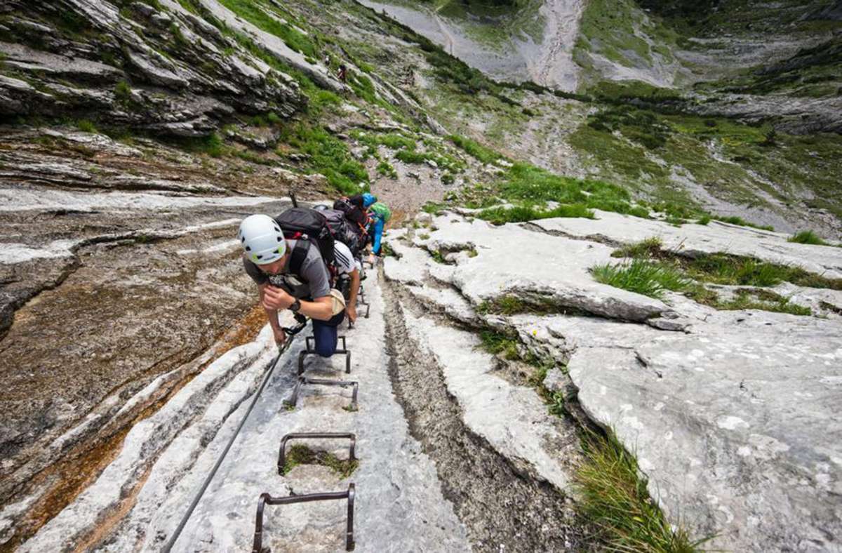 3. Route über die Ehrwalder Almbahn: Ehrwald/Tirol - Zugspitz-Gipfel / Streckenlänge: 14, Kilometer / Dauer: 7 Stunden / Aufstieg: 2372 Meter / Schwierigkeitsgrad : mittel