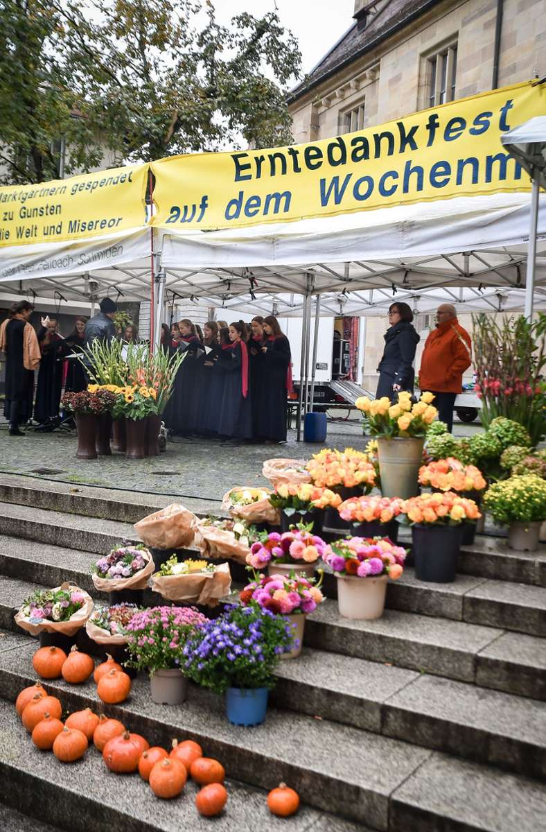 Der Erntedank-Wochenmarkt wurde mit einem Gottesdienst vor der Stiftskirche gefeiert.
