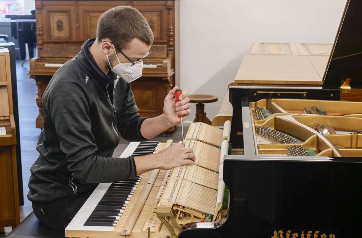 Mit 15 Jahren absolvierte Clemens Dripke ein Schülerpraktikum bei der Klavierfabrik Pfeiffer in Leonberg. Und fand dabei seinen Traumberuf.