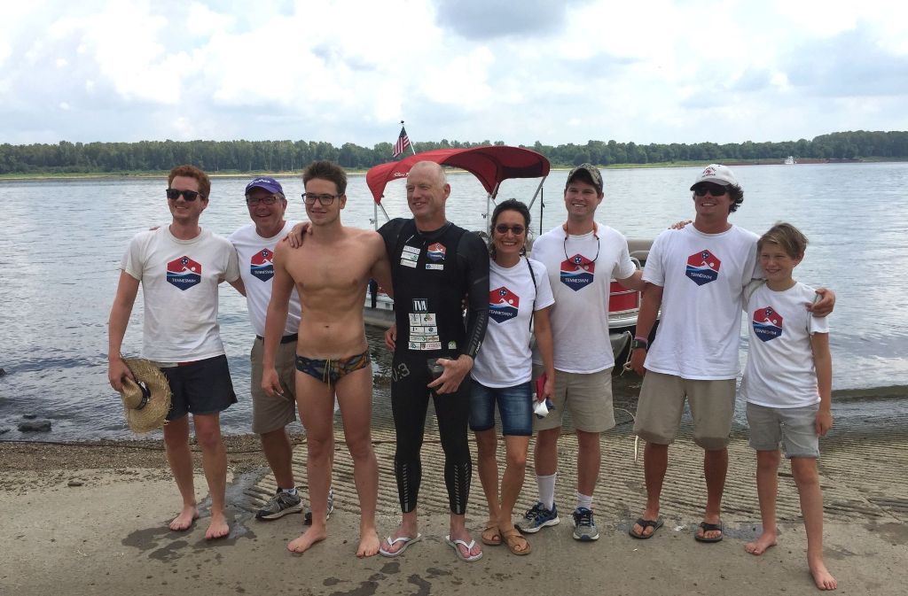 Andreas Fath (Mitte) mit seinem Team von „TenneSwim“.