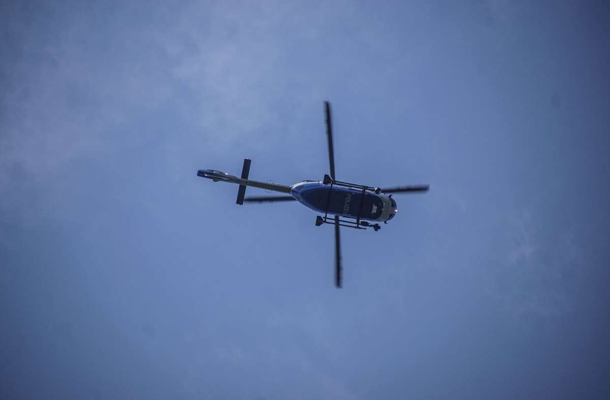 Ein privater Hubschrauber hatte den Rauch im Wald entdeckt.