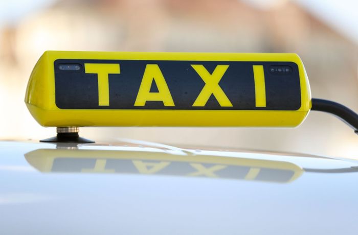 Mann schlägt Taxifahrer nieder