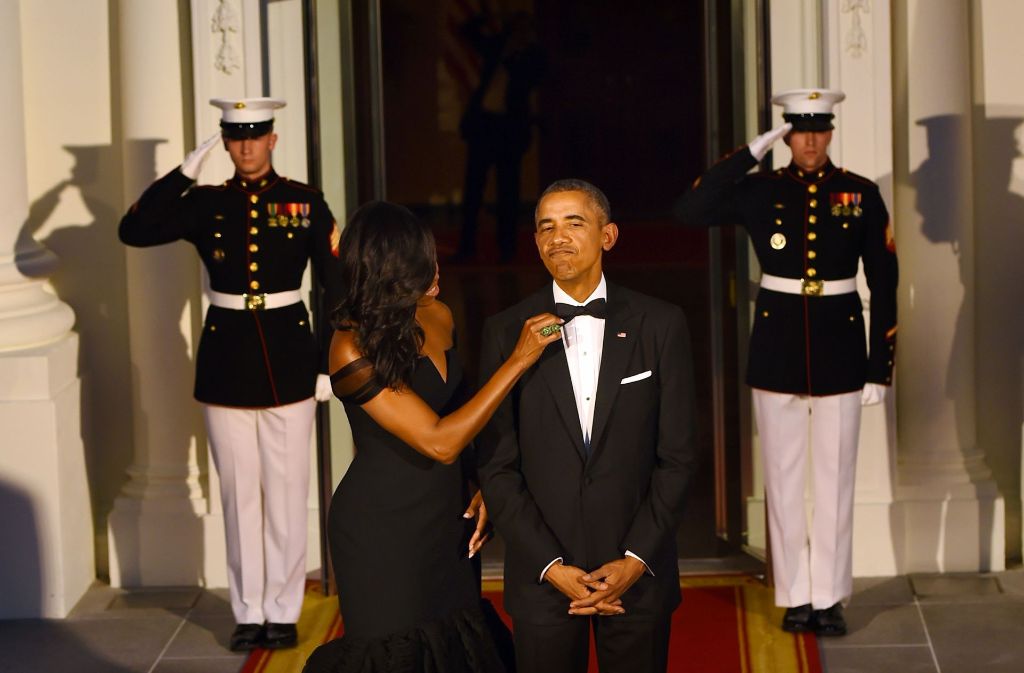 Beim Empfang des chinesischen Präsidenten Xi Jinping in Washington richtet Michelle Obama die Fliege ihres Ehemannes – ihm scheint das zu gefallen.