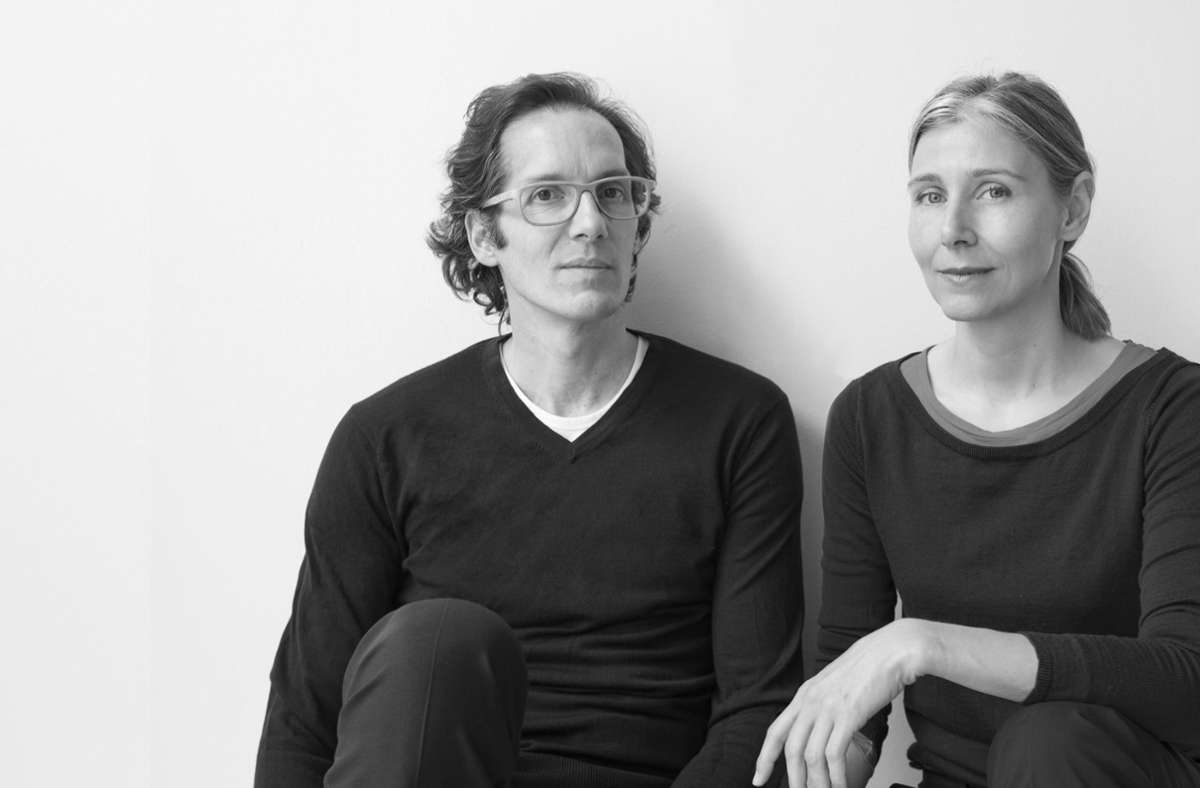 Jan Theissen und Sonja Nagel vom Stuttgarter Architekturbüro Amunt. Das Team unterhält zwei unabhängige Standorte, in Stuttgart sind Nagel und Theissen zuhause, Partner und Kollege Björn Martenson, hier nicht im Bild, arbeitet von Aachen aus.