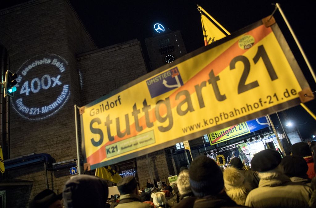 Die Montagsdemos gegen das umstrittene Bahnprojekt Stuttgart 21 gehören mittlerweile zur Landeshauptstadt wie Brezeln und Maultaschen. Wer mitreden will, sollte einmal dabei gewesen sein.