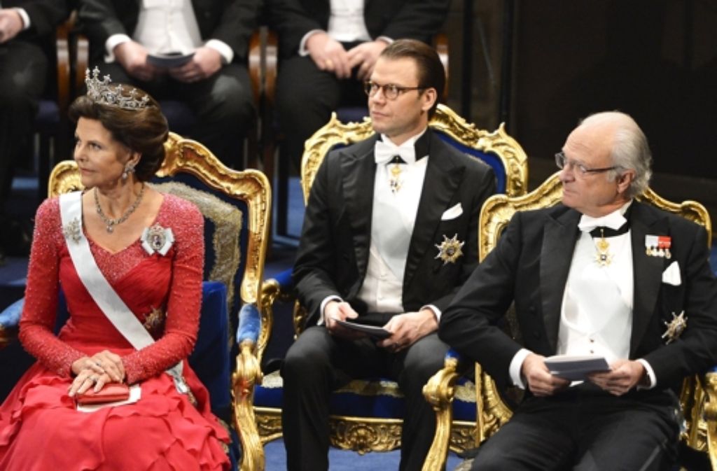 Die schwedische Königsfamilie hat in Stockholm die Nobelpreise verliehen: Königin Silvia, Victorias Ehemann Daniel und König Carl Gustaf. Foto: Getty Images Europe