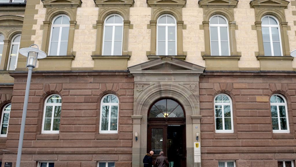  Eine 72-jährige Frau wird in Sigmaringen von einem Hund totgebissen. Die beiden Halter stehen im Berufungsprozess in Hechingen vor dem Landgericht. Die Anwälte fordern einen Freispruch. 