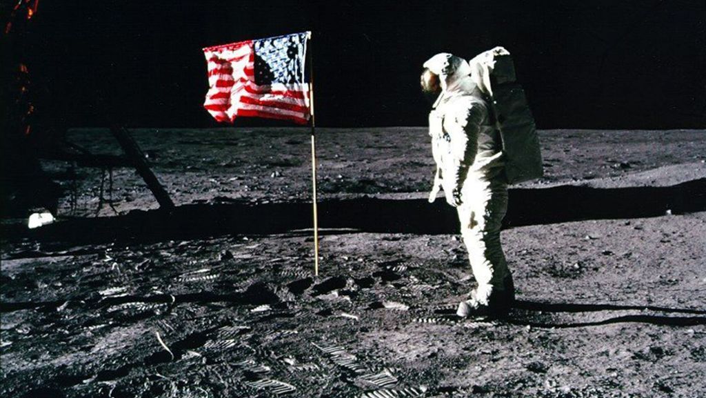  Astronaut Neil Armstrong betritt in der Nacht zum 21. Juli 1969 als erster Mensch den Mond. Als Service für unsere Leser bieten wir die Titelseiten von Stuttgarter Zeitung und Stuttgarter Nachrichten über das Weltereignis zum Herunterladen an. 