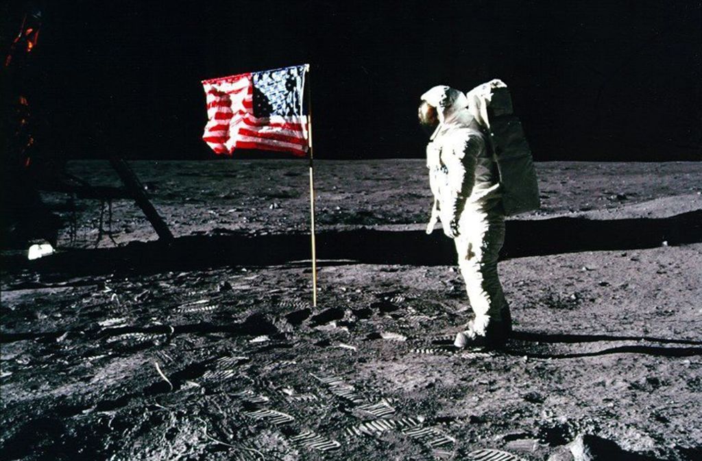 Apollo-11-Astronaut Edwin „Buzz“ Aldrin steht neben der US-Flagge auf dem Mond.