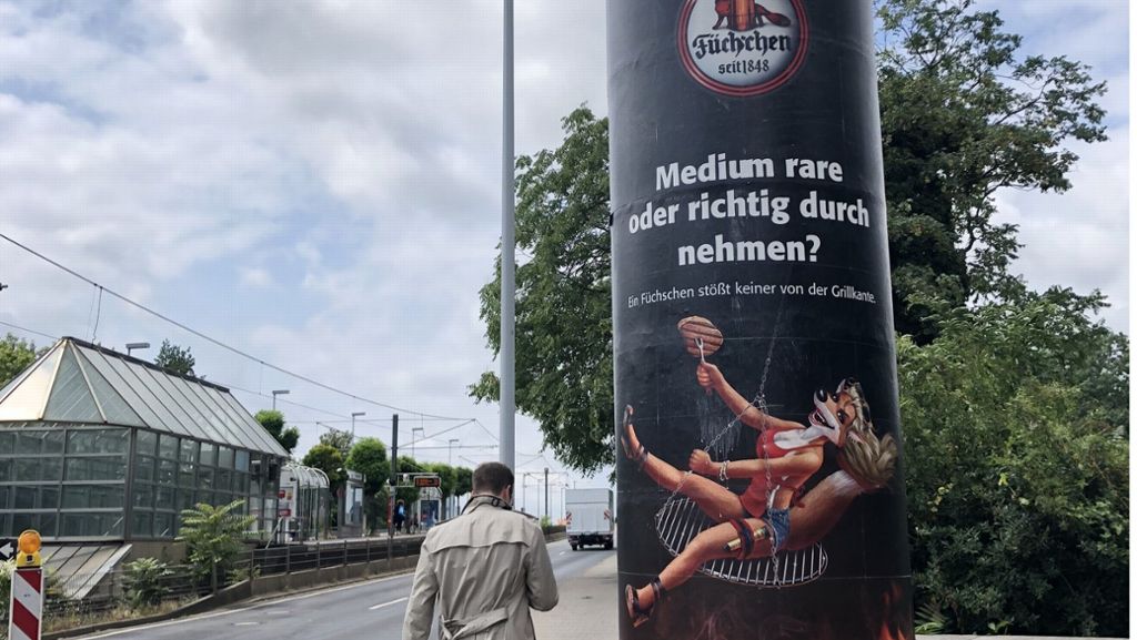  Schluss mit lustig in der Karnevalsmetropole Düsseldorf: Das ironisch gemeinte Plakat einer traditionsreichen Altbier-Brauerei ruft Politikerinnen fast aller Landtagsfraktionen auf den Plan. 