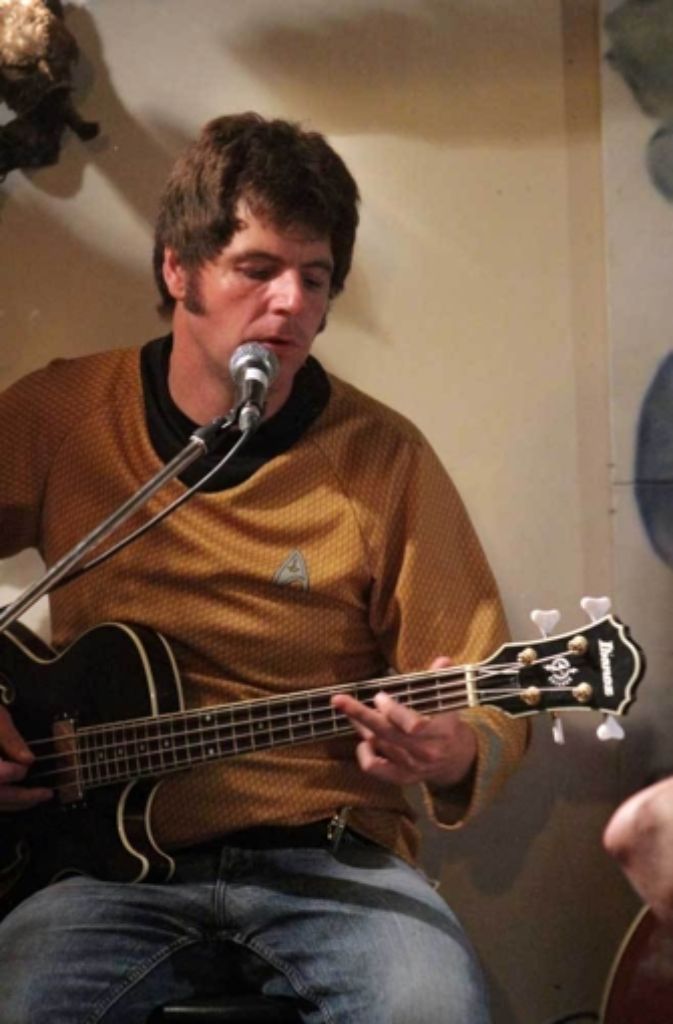 Bassist im Star-Trek-Outfit ...