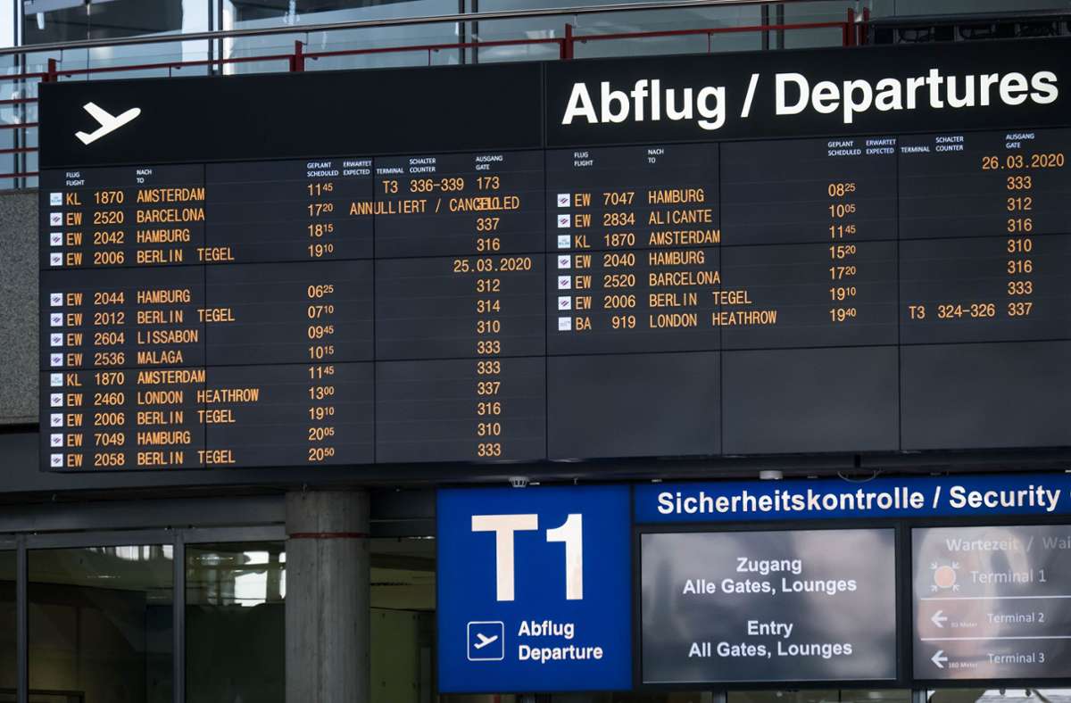 Sehr übersichtlich und ein Zeichen für den steilen Absturz des Geschäfts infolge der Pandemie: Am 24. März 2020 zeigt die Anzeigetafel im Terminal 1 nur wenige Landungen und Starts an.