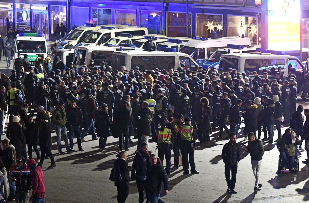 Die Polizei bei ihren Kontrollen am Silvesterabend in Köln. Foto: dpa