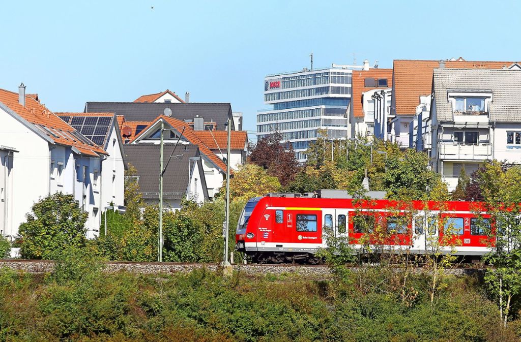 Die S-Bahn, hier bei Renningen, könnte bald weiter nach Calw fahren. Foto: factum//Simon Granville
