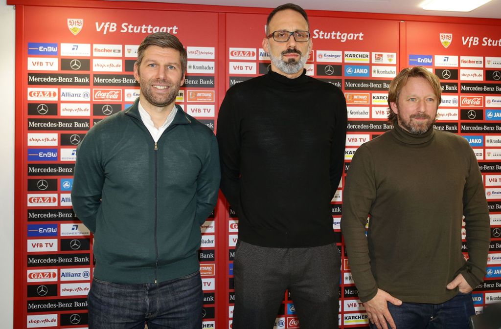 Am 7. Januar präsentieren der Vorstandsvorsitzende Thomas Hitzlsperger (li.) und Sportdirektor Sven Mislintat (re.) den neuen Coach der Öffentlichkeit.