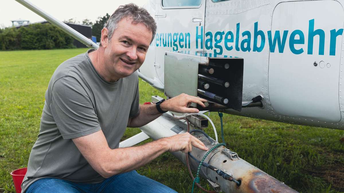 Der Rohrauer Frank Kasparek verdient sein Geld damit, Wolken zu impfen: Sein Unternehmen betreibt eine Flotte von sieben Hagelfliegern in Baden-Württemberg. Doch die Wirksamkeit ist umstritten.