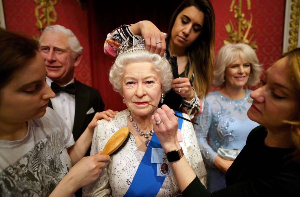 Nicht nur die Queen selbst, auch ihre Wachsfigur bei Madame Tussauds in London wird noch einmal hübsch gemacht vor dem großen Jubiläum.