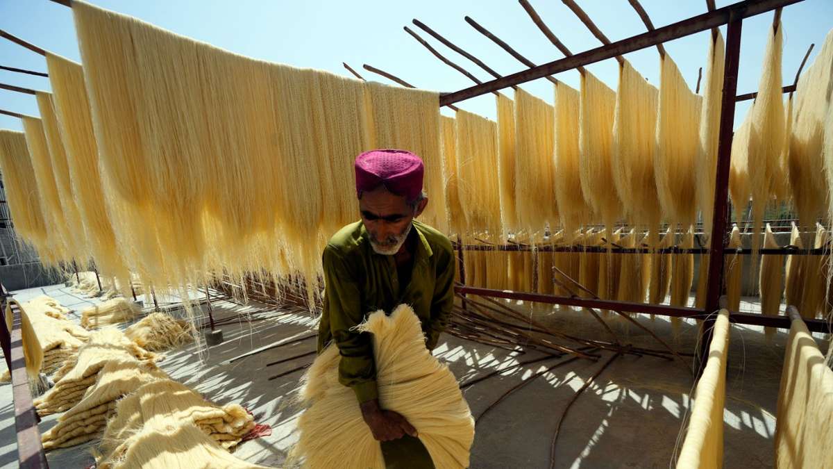Ein Arbeiter bereitet in einer pakistanischen Fabrik traditionelle Fadennudeln zu. Diese sind vor allem im Fastenmonat Ramadan beliebt.