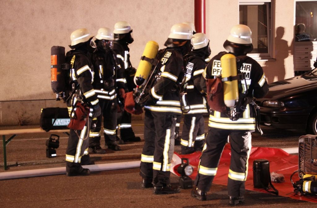 Mehrere Personen erlitten durch den Brand eine Rauchgasvergiftung und mussten in ein Krankenhaus gebracht werden.