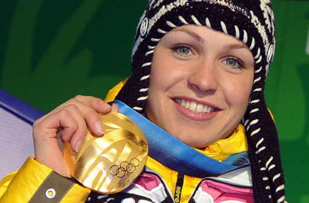 Stolz präsentiert Magdalena Neuner ihre Goldmedaille, die sie im Biathlon bei der 10-Kilometer-Verfolgung gewonnen hat.