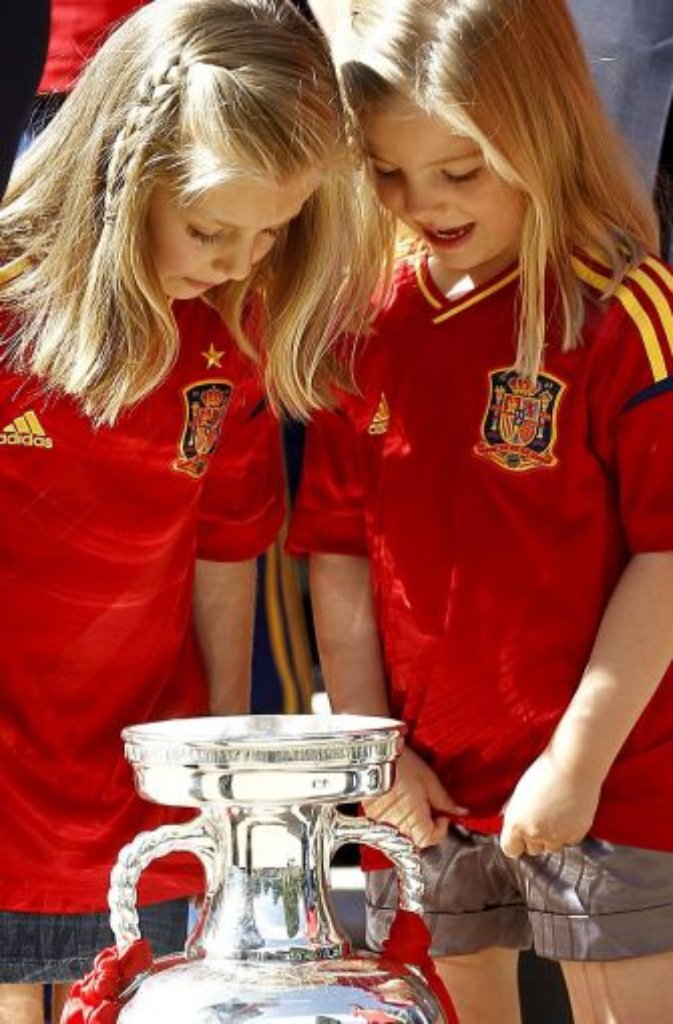 Spanien ist hingerissen von seinen blonden Infantinnen: Die Töchter von Kronprinz Felipe und seiner Frau Letizia heißen Leonor (geboren 2005) und Sofia (geboren 2007).