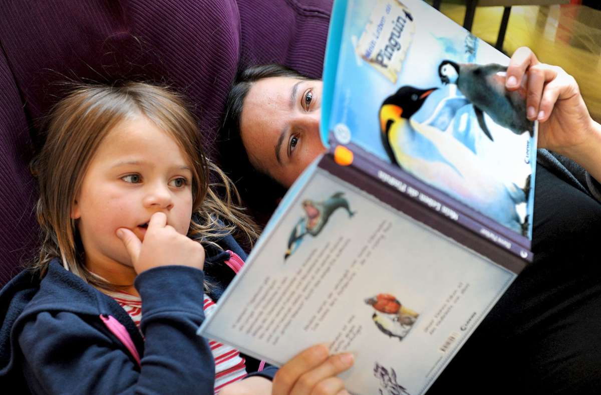 Vorlesen macht Kinder stark und geht in fast  jeder Lebenslage. Zwölf gute Bücher dafür bietet unsere Bildergalerie. Foto: dpa/Ingo Wagner