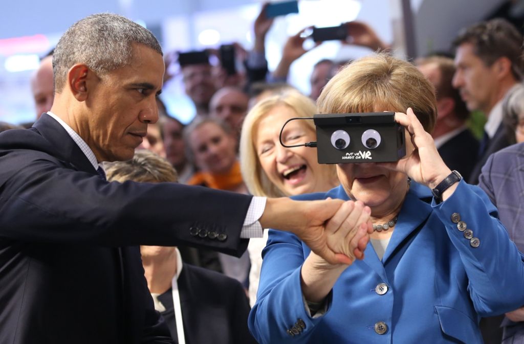 Angela Merkel nimmt die Hand des US-Präsidenten genauer unter die Lupe.