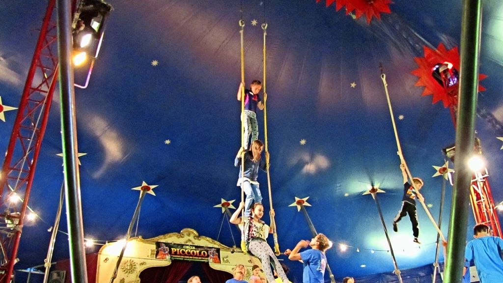  Vom Jonglieren bis zum Balancieren: Beim Kinder-Mitmach-Zirkus gibt es allerlei zu lernen – von einer echten Zirkusfamilie. 