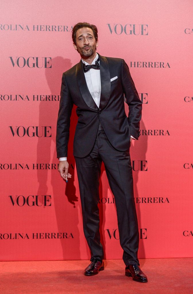 US-Schauspieler Adrien Brody kommt im klassischen Smoking.