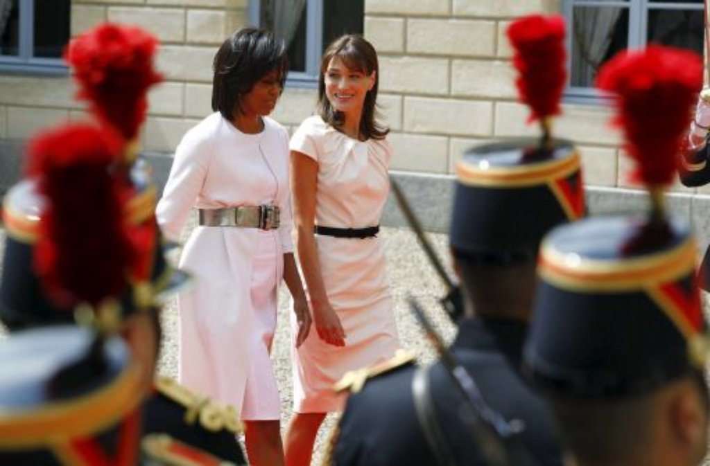 Diese Damen haben den Dreh raus: Die US-amerikanische First Lady Michelle Obama (links) und Frankreichs Première Dame Carla Bruni meistern den großen Auftritt perfekt.