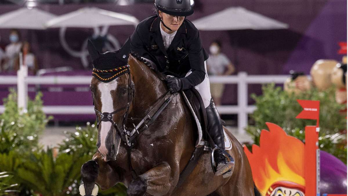  Die Reiterin zeigt bei den Olympischen Spielen in Tokio, dass die Vielseitigkeits-Gold gewonnen. 