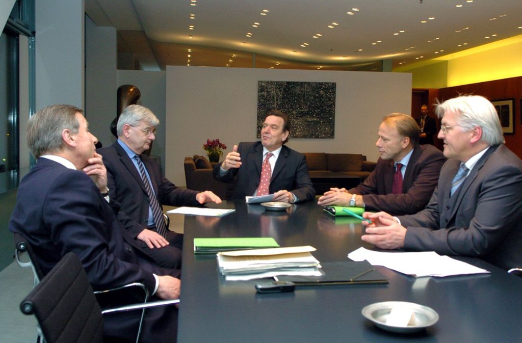 An der Seite von Schröder begleitet Steinmeier dessen Amtszeit als Bundeskanzler und ist bis 2005 Chef des Bundeskanzleramts.