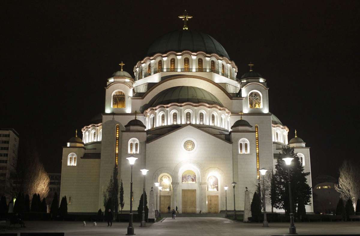 Der Dom des Heiligen Sava – er liegt auf einer Anhöhe in Belgrad und ist mit weißem Marmor verschalt.