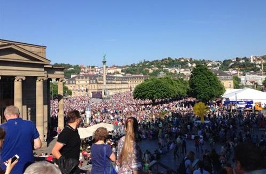 Der Schlossplatz ist kurz vor dem Eröffnungsgottesdienst voller Menschen.