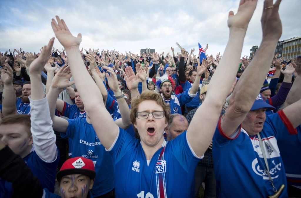Die Isländer sind nach dem Sieg der Nationalmannschaft gegen England völlig aus dem Häuschen. Die Fans sind ein entscheidender Faktor für den Erfolg der Mannschaft. Foto: dpa
