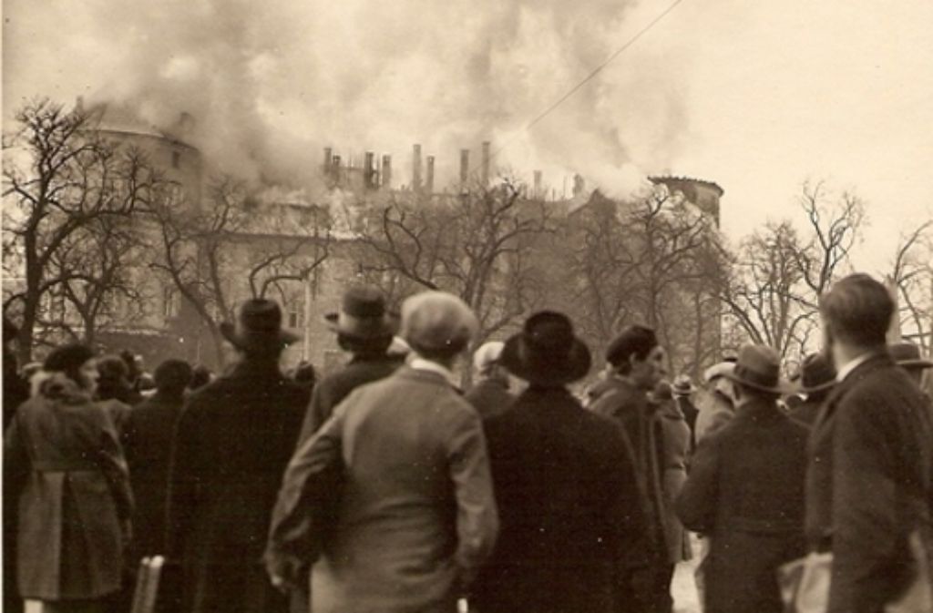 Lichterloh hat das Alte Schloss kurz vor Weihnachten 1931 gebrannt. Weitere Eindrücke des Feuers und seiner Folgen dokumentieren wir mit Fotos aus dem „Von Zeit zu Zeit“-Geschichtsportal von StZ und Stadtarchiv.
