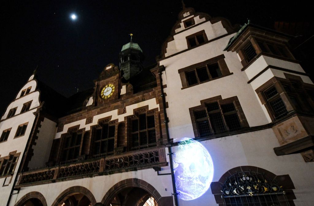 Auch Baden-Württemberg machte mit: Eine Weltkugel war bei der Klimaschutzaktion „Earth Hour“ auf das unbeleuchtete Freiburger Rathaus projiziert.