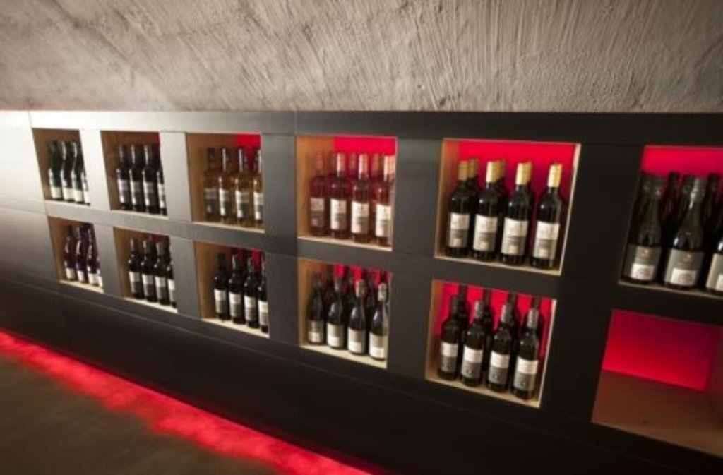 Einen Besuch wert ist auch das Weingut der Stadt Stuttgart, das seinen Sitz in der Sulzerrainstraße in Bad Cannstatt hat und dem eine ganze Reihe der Weinberge, auf die man bei der täglichen Fahrt durch Stuttgart schaut, gehört.