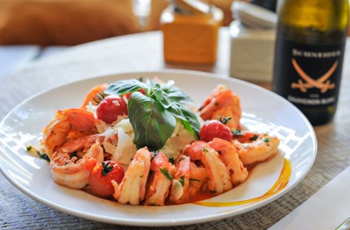 Ein sehr schnelles Gericht, sofern man die Tomatensauce zur Hand hat: Die Scampi-Spaghetti aus  der Sansibar. Foto: Lichtgut/Max Kovalenko