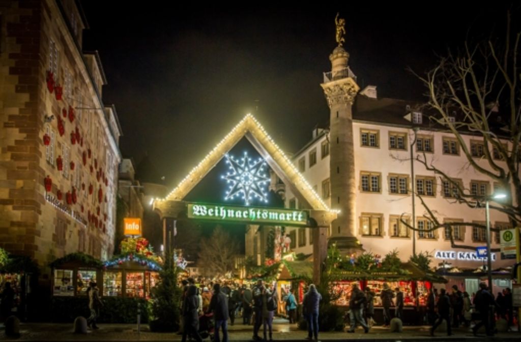 Er erstreckt sich über den Karls-, den Schloss-, den Markt- und den Schillerplatz. Von 27. November bis zum 23. Dezember haben die Buden geöffnet.