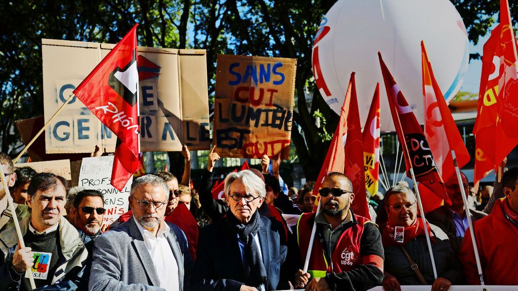  Zum ersten Mal seit zehn Jahren sind alle Beamtengewerkschaften Frankreichs geschlossen in Streik getreten. Die Proteste folgen auf weitere Aktionen gegen Macrons geplante Arbeitsmarktreformen. Das bringt den Präsidenten unter Druck. 