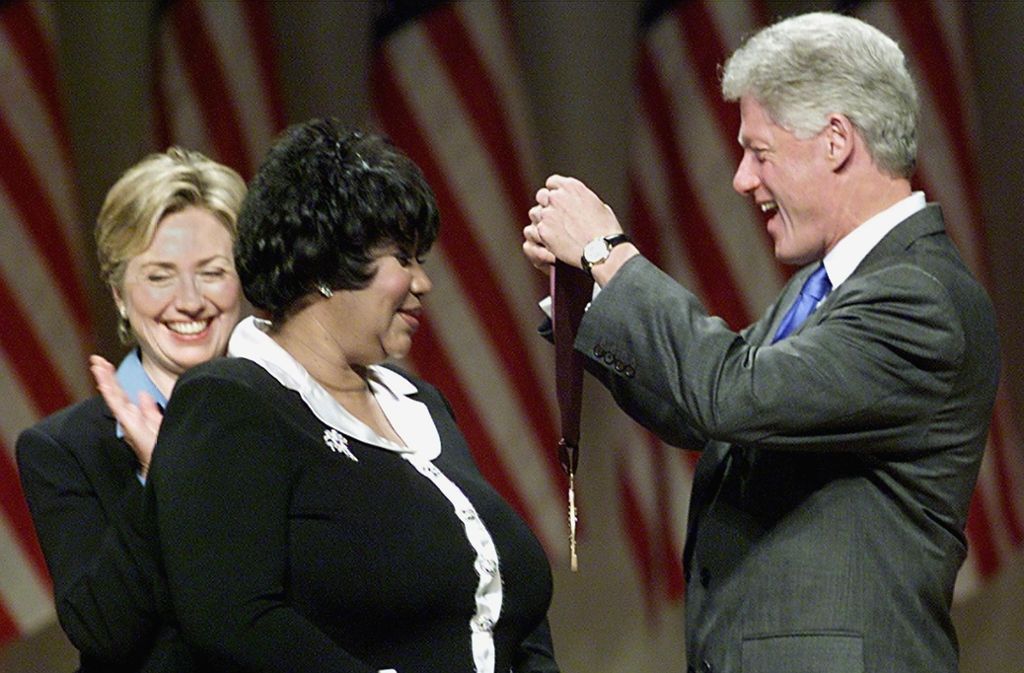 US-Präsident Bill Clinton (re.) und First Lady Hillary Rodham Clinton verleihen Aretha Franklin 1999 den National Medal of Arts and Humanities Award.
