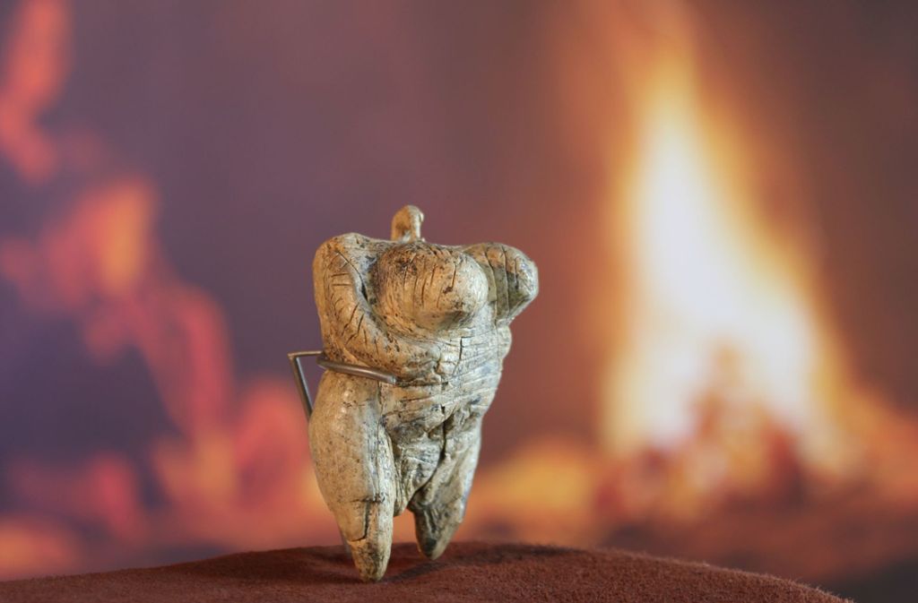 Das berühmteste Fundstück aus dem Hohle Fels: die Venus-Figurine. Vor rund 40 000 Jahren entstanden in der Karsthöhle kunstvolle kleine Plastiken aus Mammutelfenbein. Pferd, Mammut, Löwe, Bär oder ein Wasservogel sind die älteste skulpturale Kunst der Menschheit.